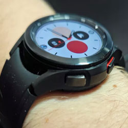 Galaxy Watch 4 update adds watch faces, better heart rate tracking, and more