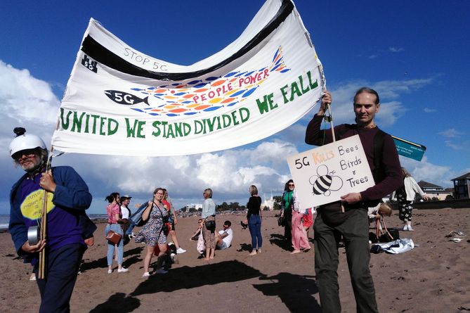 Anti-5G campaigners take their message to the beach in Minehead